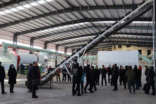 筑夢峰會核心客戶參觀通四方農科高塔車間產品篩分工段 筑夢峰會核心客戶參觀通四方農科高塔車間產品篩分工段